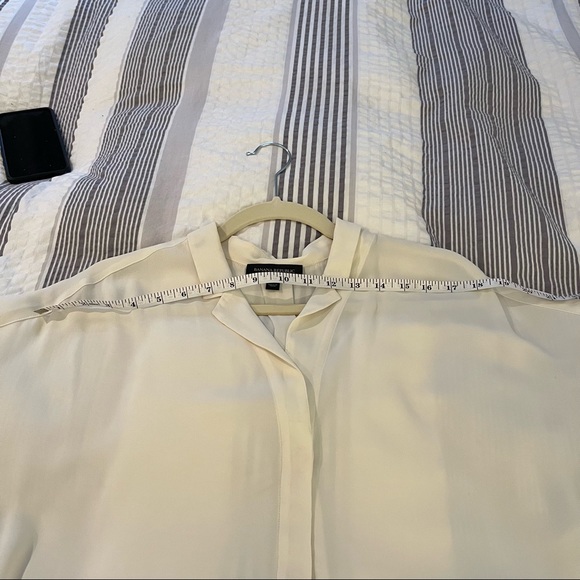 Banana Republic short sleeve crepe collared blouse - Picture 4 of 4